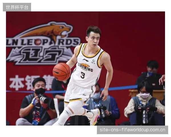 赵继伟总决赛数据井喷,凭借关键球处理能力荣膺FMVP称号。 赵继伟总决赛数据井喷,凭借关键球处理能力荣膺FMVP称号。